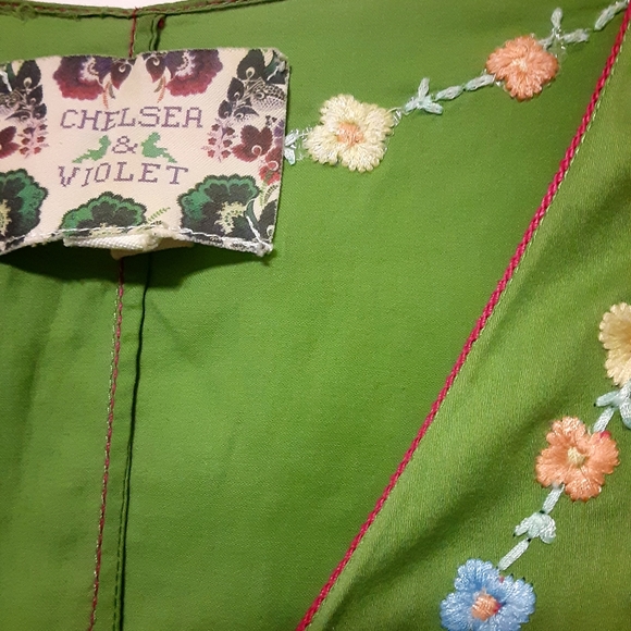 Embroidery Chelsa & Violet Plunge Neckline - Picture 9 of 9